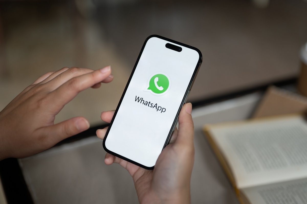 Le logo WhatsApp sur un iPhone © BongkarnGraphic / Shutterstock.com