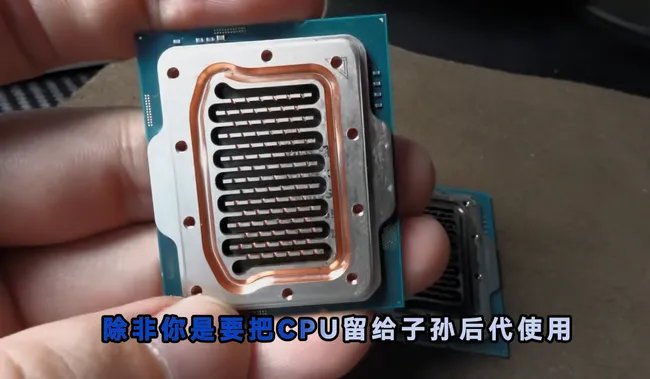 Un petit circuit pour le liquide de refroidissement directement sur l'IHS. ©Tom's Hardware