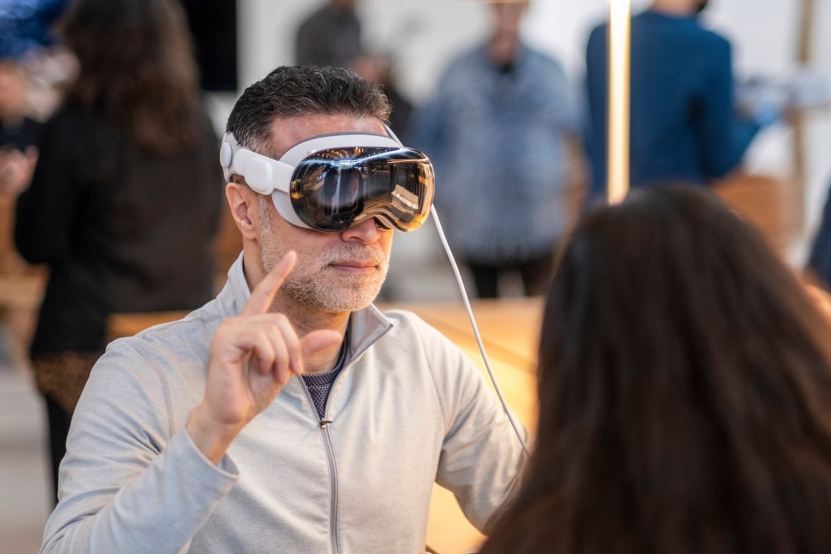 Les ventes du Vision Pro seraient à la peine. La faute à un prix prohibitif et une expérience d'utilisation prolongée perfectible. © Ringo Chiu / Shutterstock