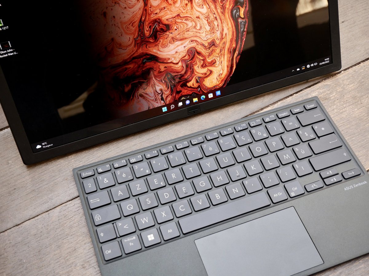Asus Zenbook 17 Fold OLED (UX9702)-6