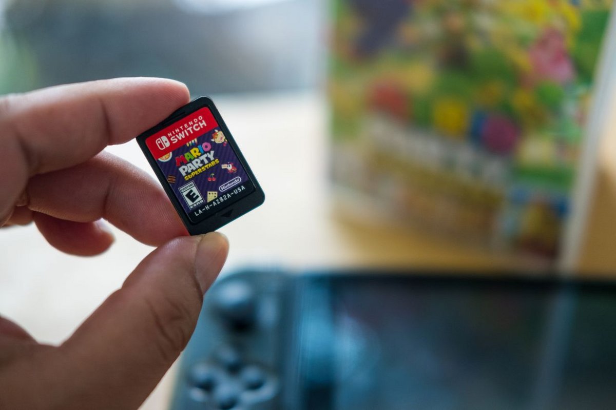 Extrêmement amer ou épicé, l'enduit appliqué sur les cartouches de jeu de Nintendo Switch et Switch 2 est censé repousser les jeunes enfants ou animaux - ©Dontree_M / Shutterstock
