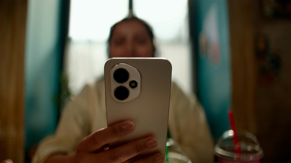 Avec son écran AMOLED ultra lumineux, le Honor 400 assure une lisibilité parfaite, même en plein soleil ©Honor