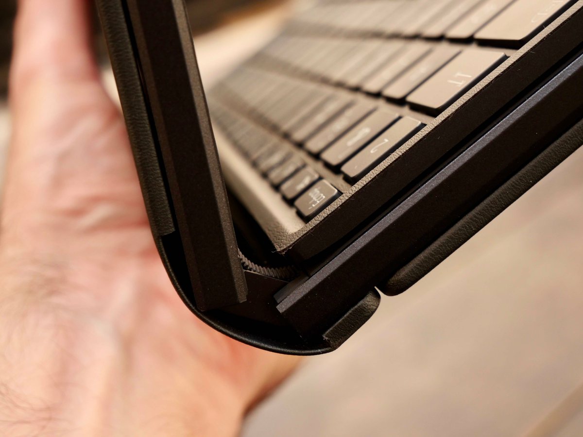 Asus Zenbook 17 Fold OLED (UX9702)-15