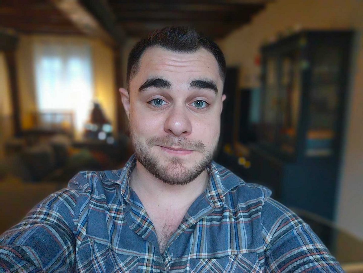 Selfie sans vs. avec Mode Bokeh en direct, SDR — © Nicolas Lafarge pour Clubic